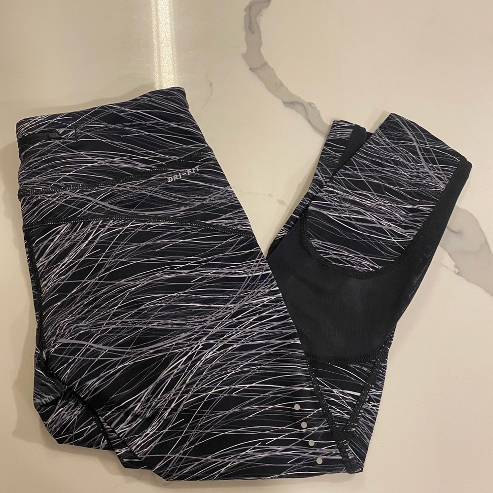 Nike dri fit cropped leggings with abstract design and mesh calf detail. Size M